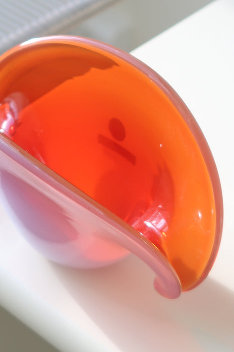Vintage Murano muslingeskål i pink og orange nuancer. Mundblæst i opal glas i form af en musling. Skålen har to baser og kan derfor både stå ret op eller hvile på siden. Håndlavet i Italien, 1960/70erne, og har original Murano mærkat. L:19,5 cm H:10,5 cm D:10 cm shell clam conch murano seguso opaline glass bowl