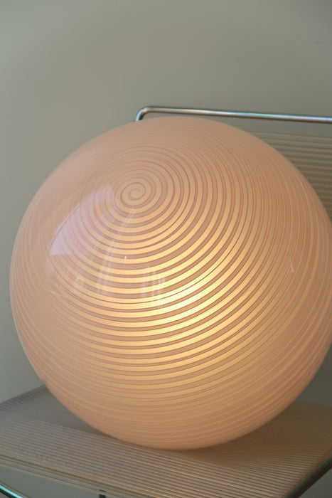 Vintage Murano loftlampe pendel i en blød lyserød nuance. Mundblæst i glas med swirl og har originalt messing ophæng. Håndlavet I Italien, 1970erne. D:40 cm.  murano round glass swirl ceiling lamp