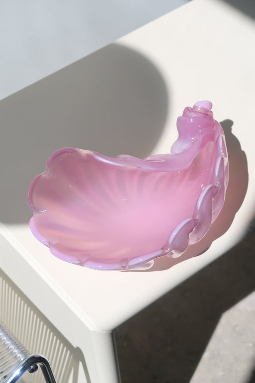 Vintage Murano muslingeskål i pink / lyserød alabastro glas. Mundblæst i en smuk organisk form og et fantastisk stykke håndværk. Håndlavet i Italien 1950/60erne. ⁠L:28 cm B:18 cm H:11,5 cm murano archimede seguso shell conch bowl