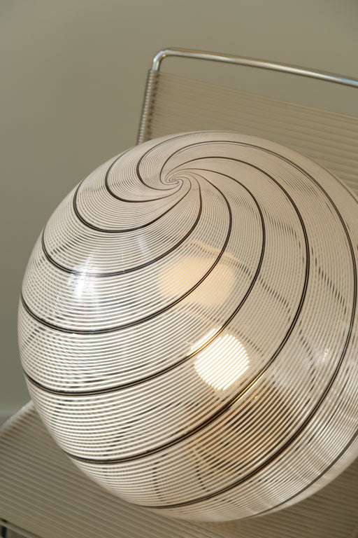 Vintage Murano filigrana loftlampe / pendel i klart glas med hvid og mokka swirl. Giver det fineste mønster på væggen, når solen står på og når den er tændt. Håndlavet i Italien, 1960/70erne, og har messing ophæng. D:40 cm