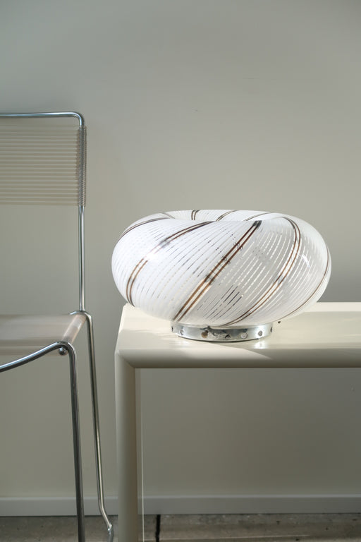 Stor vintage Murano filigrana plafond loftlampe i transparent glas med et fantastisk swirl mønster. Mundblæst glas monteret på metal bund. Håndlavet i Italien, 1970erne. D:35 cm H:18 cm