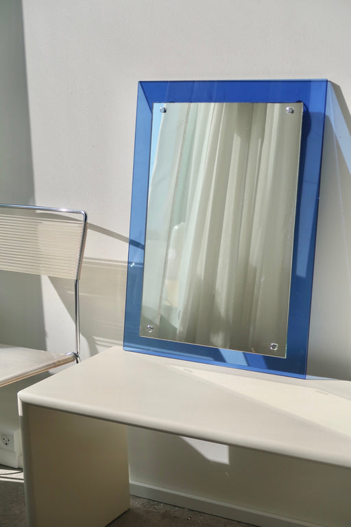 Originalt vintage italiensk spejl i en smuk blå nuance. Håndlavet i Italien, 1970erne. Fremstår med aldersrelateret patina og lille afslag på indersiden. Perfekt størrelse til badeværelse eller hall. Kom forbi vores showroom og se det. Mål 50x70 cm