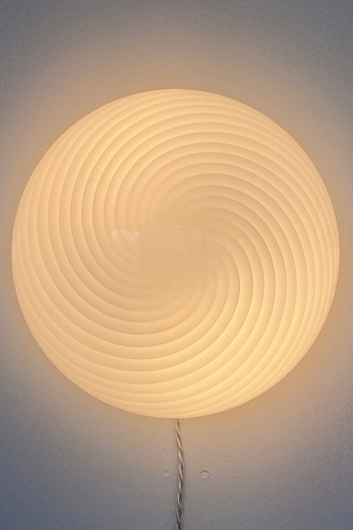 Vintage Murano plafond loftlampe med swirl. Mundblæst i hvid glas og har hvid bund. Håndlavet i Italien, 1970erne. D:37 cm H:14 cm