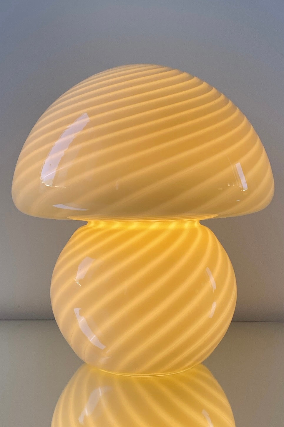 Den fineste ekstra store vintage Murano Vetri mushroom / champignon lampe i citron gul med smuk swirl. Lampen er mundblæst i ét stykke glas og har et let og organisk udtryk. Håndlavet i Italien, 1970erne, og kommer med original Murano Vetri mærkat samt ny stofledning.⁠⁠ H:38 cm D:32 cm 