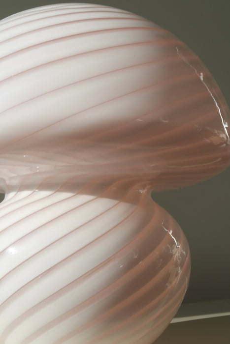 Stor Murano mushroom champignon lampe i en særlig udformning. Mundblæst i glas i en blød lyserød nuance. Håndlavet i Italien, 1970erne, og kommer med ny ledning. ⁠H:38 cm D: 36 cm⁠