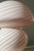 Stor Murano mushroom champignon lampe i en særlig udformning. Mundblæst i glas i en blød lyserød nuance. Håndlavet i Italien, 1970erne, og kommer med ny ledning. ⁠H:38 cm D: 36 cm⁠