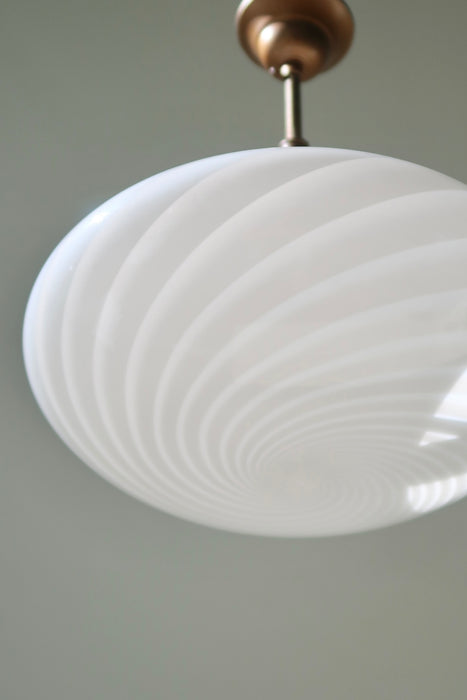 Vintage Murano plafond loftlampe / pendel. Mundblæst hvid opal glas med swirl og messing ophæng. Håndlavet i Italien, 1970erne. D:30 cm⁠⁠ H:35 cm (inkl ophæng)