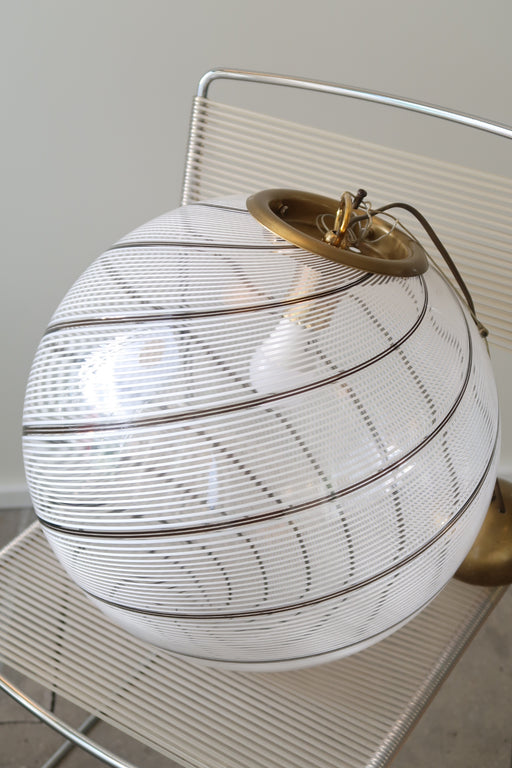 Vintage Murano filigrana loftlampe / pendel i klart glas med hvid og mokka swirl. Giver det fineste mønster på væggen, når solen står på og når den er tændt. Håndlavet i Italien, 1960/70erne, og har messing ophæng. D:40 cm