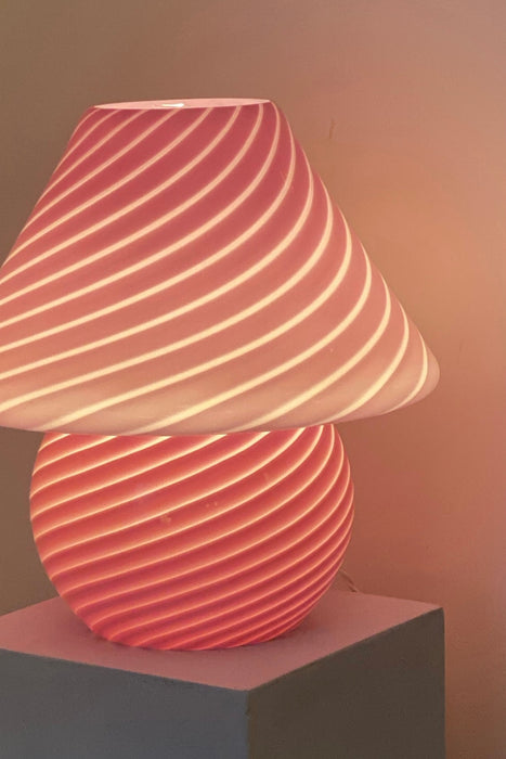 Ekstra stor vintage Murano mushroom lampe i den mest fantastiske lyserød / bubble gum pink nuance. Lampen er mundblæst i ét stykke glas med swirl og giver et virkelig hyggeligt lys. Håndlavet i Italien, 1970erne, og har original Murano Vetri mærkat.  ⁠⁠H:37 cm D:33 cm