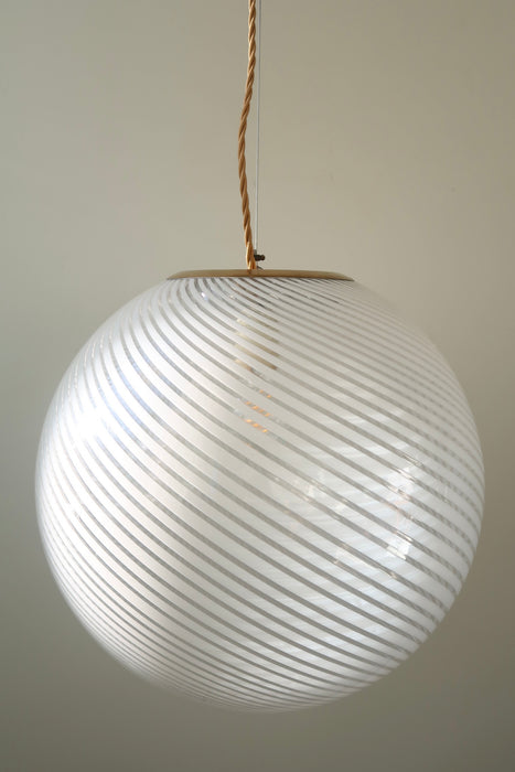 Vintage Murano filigrana loftlampe / pendel i transparent glas med hvid swirl. Giver det fineste mønster på væggen, når solen står på samt når den er tændt. Håndlavet i Italien, 1960/70erne, og har justerbart messing ophæng. D:40 cm 