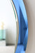 Spektakulært vintage Antonio Lupi Cristal-Luxor italiensk glasspejl i oval glas med facetteret safir blå kant. Håndlavet i Italien, 1970erne. Mål 63x77 cm  Glasset fremstår uden afslag/skade med smuk patina og original mærkat. Kan hænge både vandret og lodret. Et helt eventyrligt smukt spejl