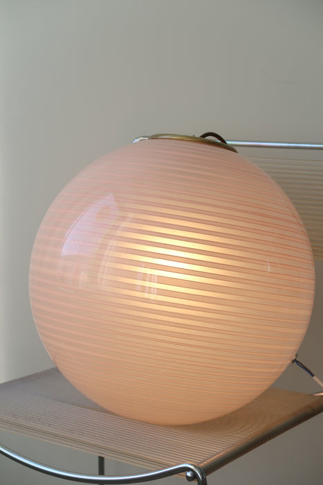 Vintage Murano loftlampe pendel i en blød lyserød nuance. Mundblæst i glas med swirl og har originalt messing ophæng. Håndlavet I Italien, 1970erne. D:40 cm.  murano round glass swirl ceiling lamp