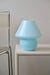 Vintage Murano mushroom lampe i mellem størrelse i den fineste, klare blå nuance. Lampen er mundblæst i ét stykke glas med swirl og giver et virkelig hyggeligt lys. Håndlavet i Italien, 1970erne, og har fået ny hvid ledning. Lampen har originalt Murano Vetri klistermærke. ⁠⁠H:27 cm