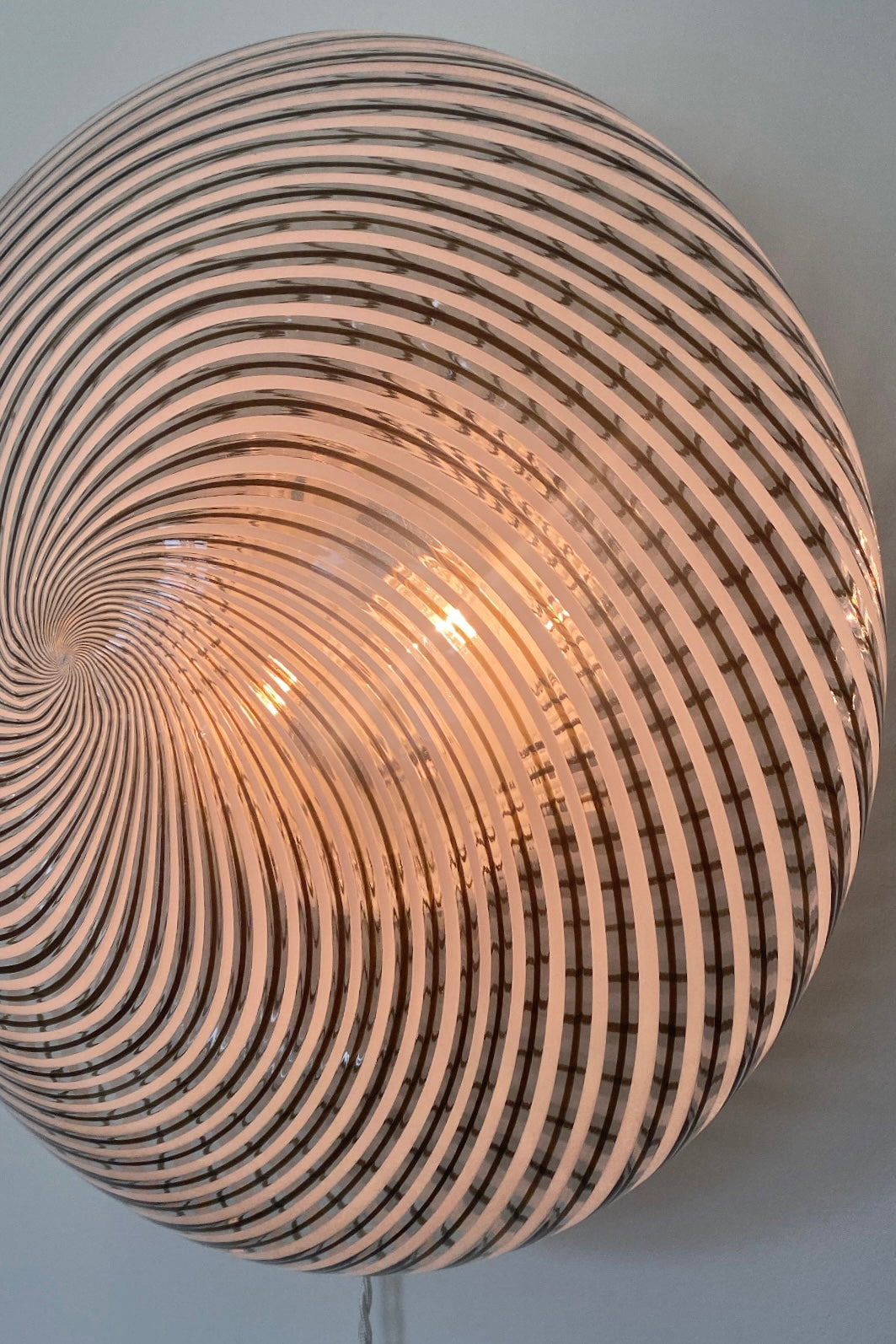 Ekstra stor vintage Murano filigrana plafond loftlampe i transparent glas med et fantastisk swirl mønster. Mundblæst glas monteret på hvid metal bund. Håndlavet i Italien, 1970erne. D:45 cm H:23 cm murano ceiling lamp flat
