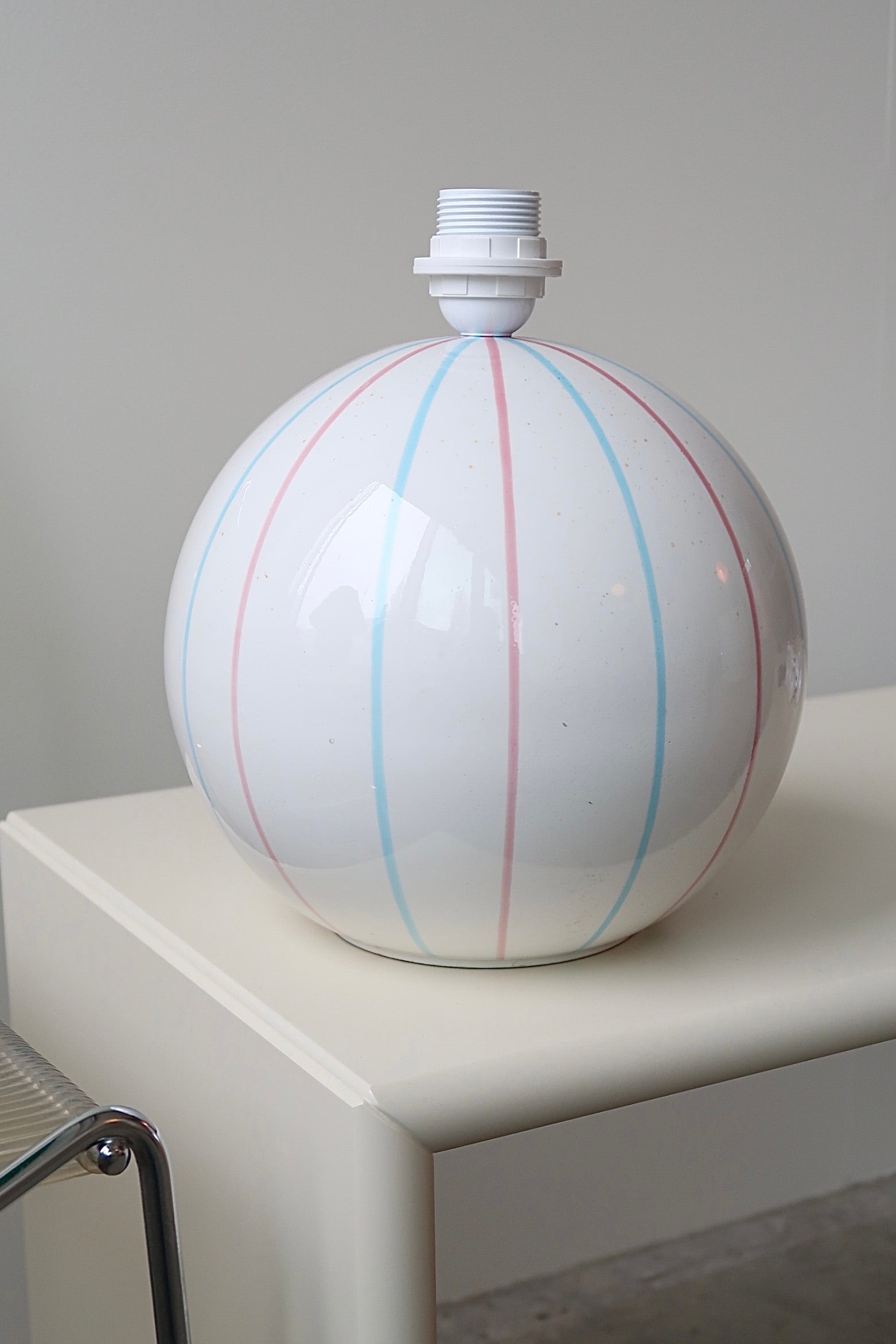Vintage italiensk lampefod udformet i keramik med råhvid, stribet glasur. En smuk, skulpturel lampefod. Håndlavet i Italien, 1970erne, kommer med ny fatning og hvid ledning. H:29 D:26 cm