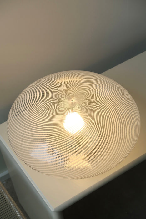 Vintage Murano filigrana plafond loftlampe i klart glas med tydeligt hvid swirl mønster. Messing bund. Giver det fineste mønster på loftet og væggen. 1 x E27 fatning. Håndlavet i Italien, 1970erne. D:40 cm H:21 cm