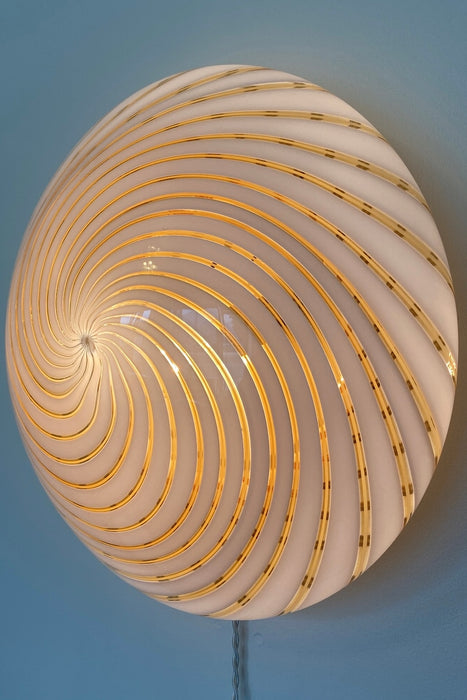 Vintage stor Murano plafond loftlampe med smukt mundblæst hvid og gylden swirl. Kan også bruges som væglampe. Håndlavet i Italien, 1970erne. D:40 cm H:17 cm. ⁠⁠