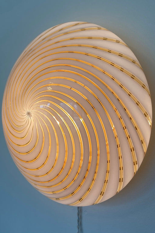 Vintage stor Murano plafond loftlampe med smukt mundblæst hvid og gylden swirl. Kan også bruges som væglampe. Håndlavet i Italien, 1970erne. D:40 cm H:17 cm. ⁠⁠