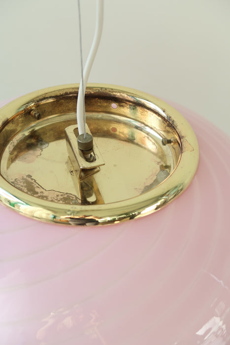 Stor vintage Murano Vetri loftlampe i bubble gum lyserødt glas. Glasset er mundblæst i oval form med et smukt swirl mønster. Håndlavet i Italien, 1970erne, og har messing ophæng. D:40 cm H:31 cm (glas)
