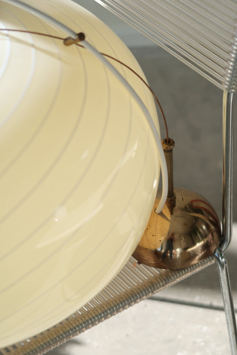 Stor vintage Murano pendel loftlampe i creme glas. Glasset er mundblæst i oval form med et smukt hvidt swirl mønster. Messing ophæng. Håndlavet i Italien, 1970erne.