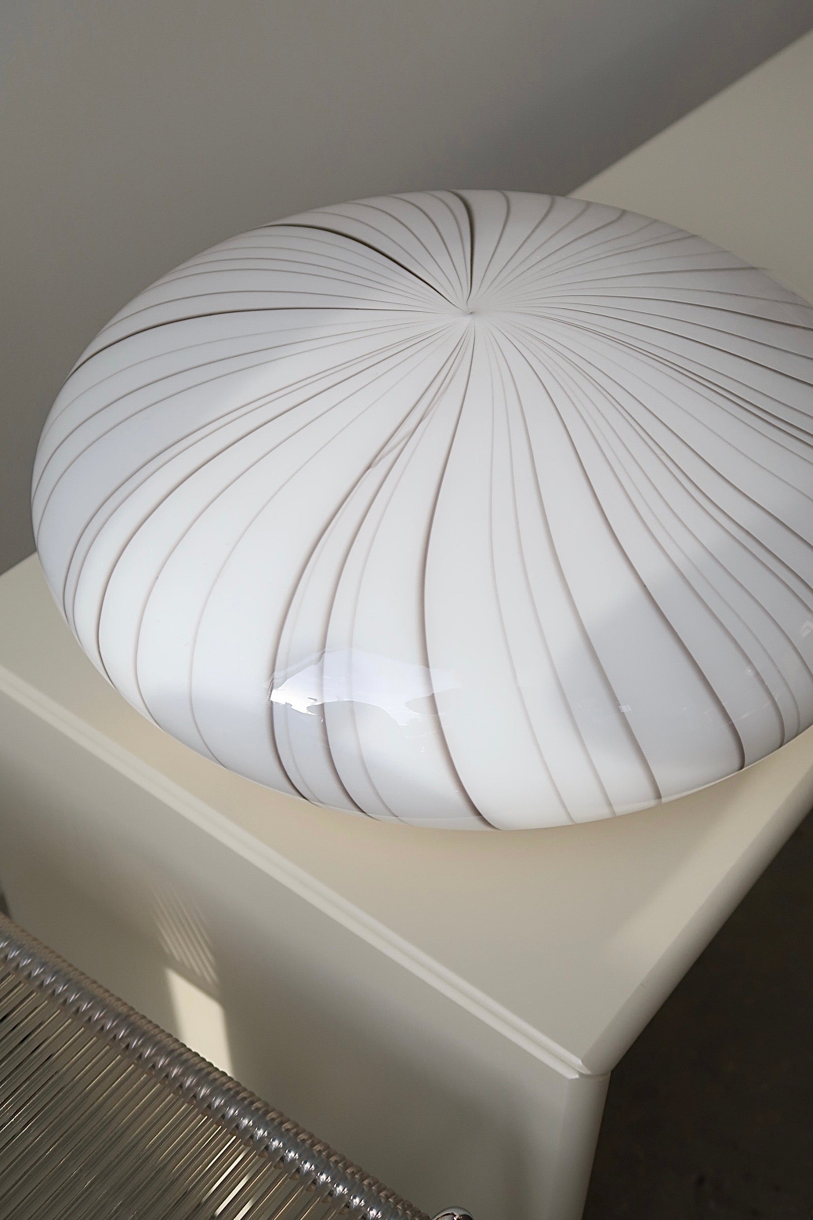 Smuk og flot håndlavet Murano loftlampe. Vintage Murano plafond loftlampe i hvid glas med smukt stribet mønster. Mundblæst glas med messing bund. Håndlavet i Italien, 1970erne. D:40 cm H:20 cm