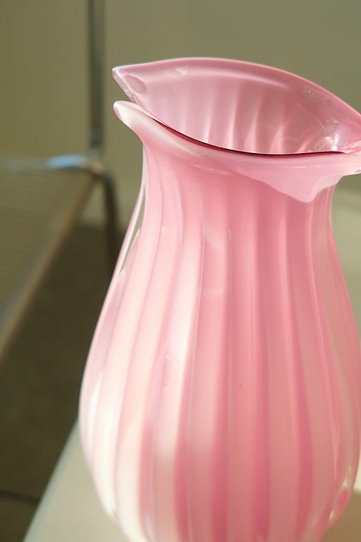 Stor vintage Murano glasvase. Vasen er mundblæst i lyserød / pink alabastro glas, som har en helt særlig dybde i dagslys. Denne glastype er blevet et samleobjekt grundet sjældenhed og den helt fantastiske nuance. Håndlavet i Italien, 1950/60erne, og har originalt Murano klistermærke. H:29 cm L:13 cm  archimede seguso murano formia flavio poli