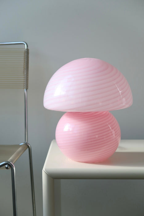 Den fineste vintage Murano Vetri mushroom / champignon lampe i en bubblegum lyserød nuance med den smukkeste swirl. Lampen er mundblæst i ét stykke glas og har et let og organisk udtryk. Håndlavet i Italien, 1970erne, og er i utrolig god stand med originalt Murano Vetri mærke og ny hvid ledning. H:28 cm⁠ D:22 cm⁠