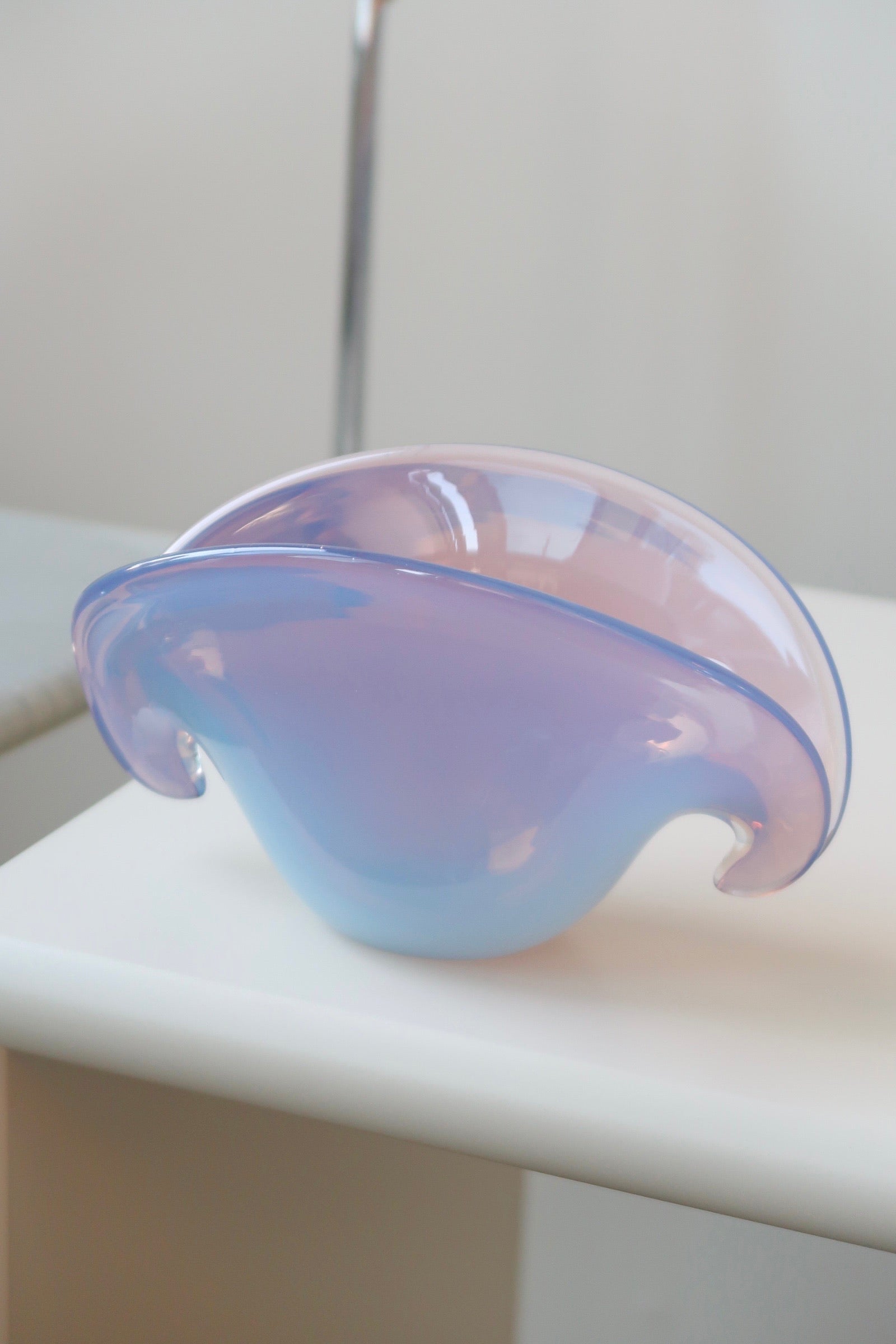 Vintage Murano muslingeskål i en smuk lilla nuance. Mundblæst i glas. Skålen har to baser og kan derfor både stå ret op eller hvile på siden. Håndlavet i Italien, 1960/70erne. L: 19,5 cm B: 9,5 cm H: 10 cm ⁠
