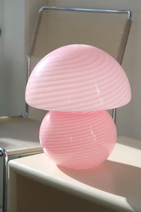 Den fineste vintage Murano Vetri mushroom / champignon lampe i en bubblegum lyserød nuance med den smukkeste swirl. Lampen er mundblæst i ét stykke glas og har et let og organisk udtryk. Håndlavet i Italien, 1970erne, og er i utrolig god stand med originalt Murano Vetri mærke og ny hvid ledning. H:28 cm⁠ D:22 cm⁠