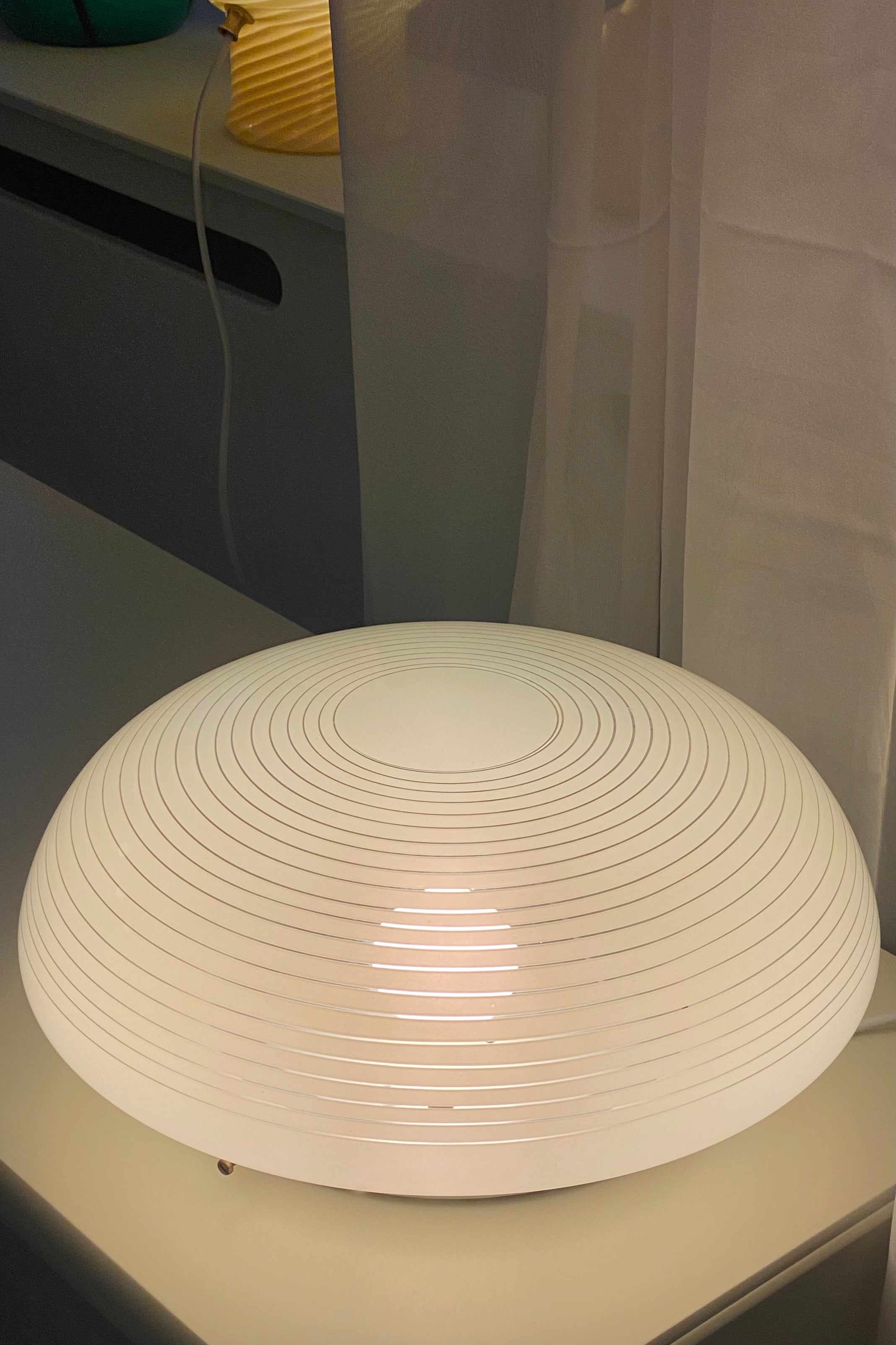 Vintage Murano plafond loftlampe i lys cream gul glas. Kan også bruges som væglampe. En fin simpel lampe med et særligt udtryk.  Håndlavet i Italien, 1970erne. D:38 cm⁠⁠ H:15 cm. murano ceiling lamp yellow glass 