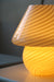 Vintage Murano mushroom bordlampe i mellem størrelse. Mundblæst i en smuk gul nuance nuance i ét stykke glas med swirl mønster. Håndlavet i Italien, 1970erne. H:27 cm 