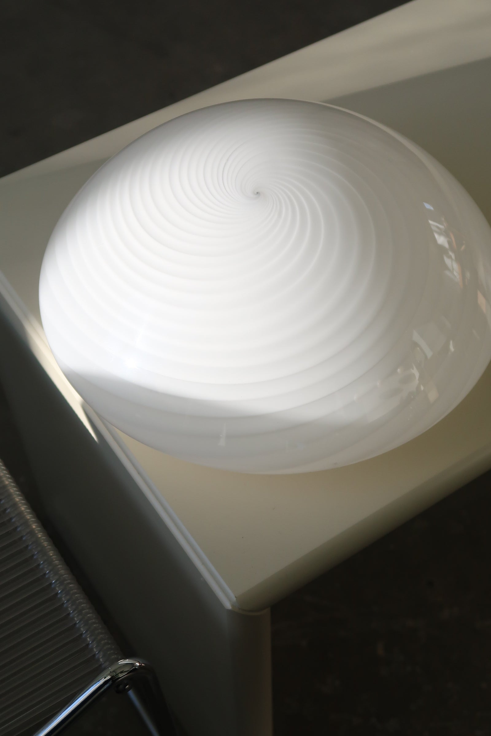 Vintage Murano plafond loftlampe / væglampe. Mundblæst hvid opal glas med swirl og hvid bund. Håndlavet i Italien, 1970erne. D:30 cm⁠⁠ H:16 cm. 