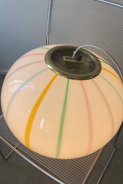 Vintage Murano loftlampe i hvid glas med smukke striber i forskellige nuancer. Mundblæst glas. Håndlavet i Italien, 1970erne, og har messing ophæng samt original Murano mærkat. D:40 cm murano circus candy swirl ceiling lamp