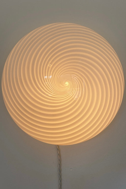 Vintage Murano plafond loftlampe med swirl mønster. Mundblæst i hvid glas og har hvid bund. Kan nemt monteres i loftet eller bruges som væglampe. 2 x E27 fatning. Håndlavet i Italien, 1970erne. D:40 cm H:16 cm. 