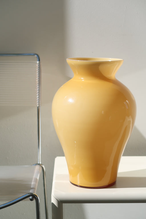 Vintage stor Murano glasvase i gennemfarvet sennepsgul glas. Tilskrives Carlo Nason. Mundblæst i en klassisk form og afdæmpet nuance. Håndlavet i Italien, 1970erne. H: 34 cm. D: 23 cm. 
