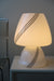 Vintage Murano mushroom bordlampe i en stor størrelse. Mundblæst i hvid glas med mørk swirl. Håndlavet i Italien, 1970erne, og kommer med ny hvid ledning. H:39 cm D:26 cm 