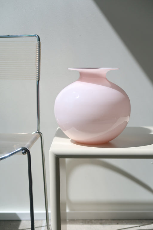 Smuk stor vintage Murano glasvase i en fin rosa nuance. Glas uden afslag, fremstår med en del brugsspor inden. Håndlavet i Italien, 1970erne. H:22 cm D:23 cm.