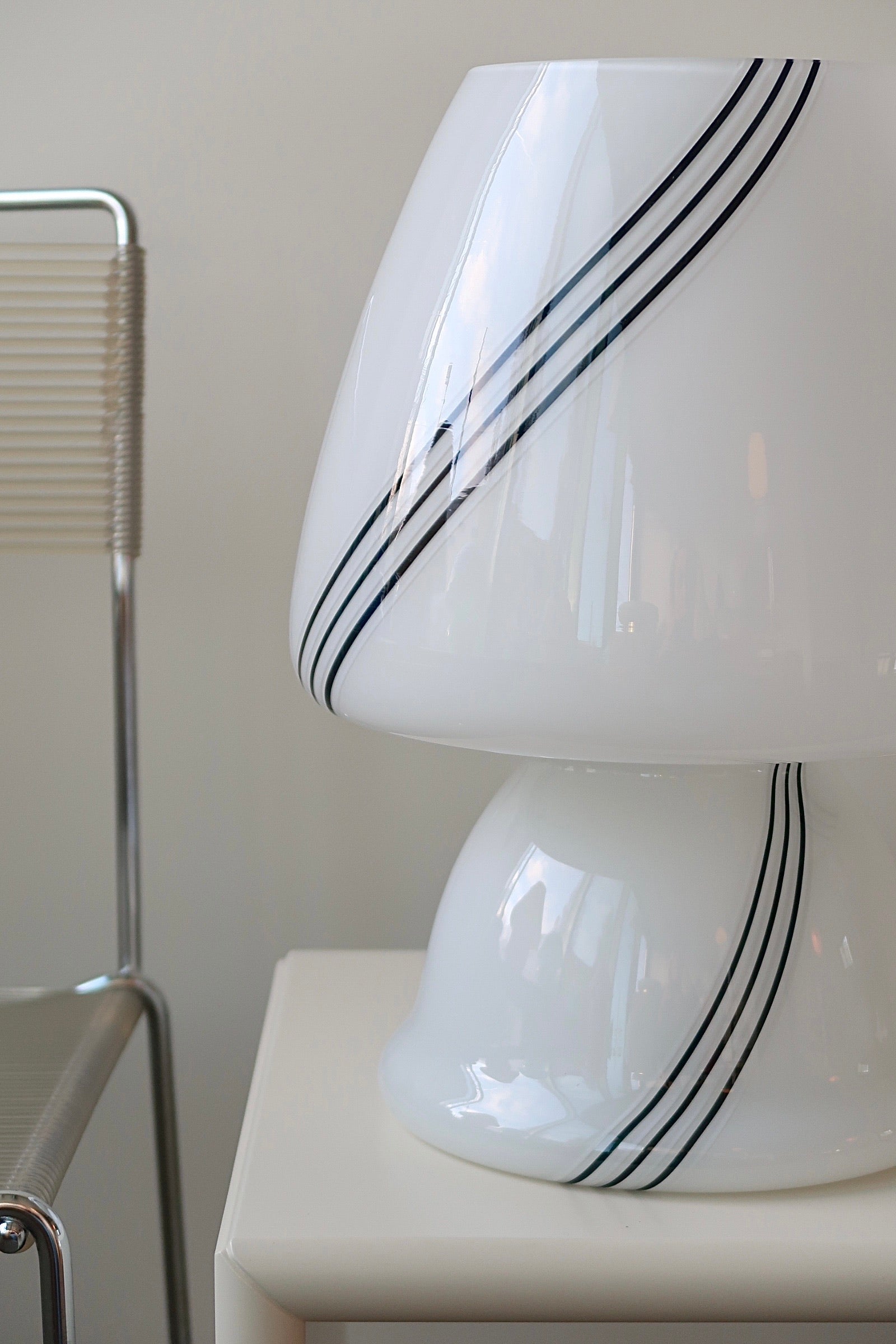 Vintage Murano mushroom bordlampe i en stor størrelse. Mundblæst i hvid glas med mørk swirl. Håndlavet i Italien, 1970erne, og kommer med ny hvid ledning. H:39 cm D:26 cm 