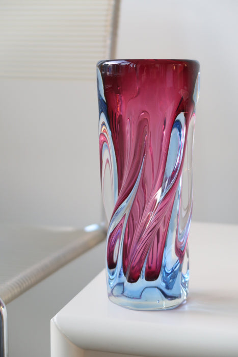 Vintage Murano glasvase med swirl mønster. Mundblæst i de smukkeste toner af transparent pink og blå glas. Håndlavet i Italien, 1970erne. H:21 cm D:8,5 cm⁠⁠ blue glass sommerso