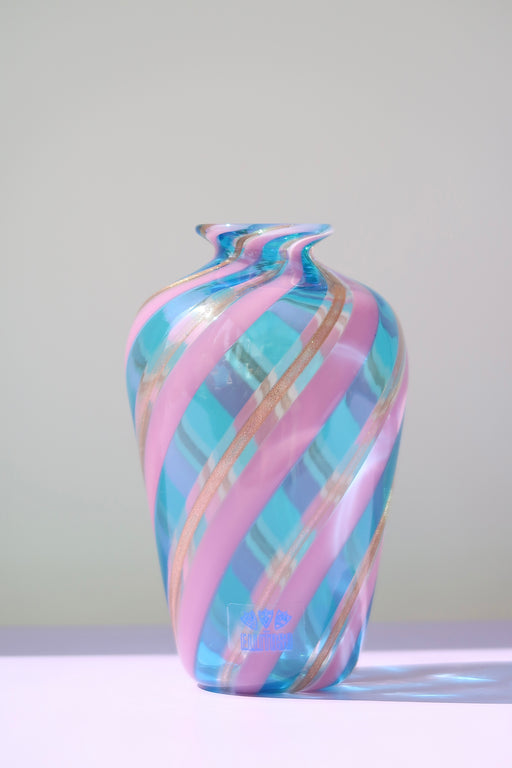 En original vintage Fratelli Toso Murano vase med en historie. Fratelli Toso glaspusteri blev grundlagt i 1854 og var særligt gennem 1930erne og 1960erne et stort navn på Murano øen (Venedig, Italien). 