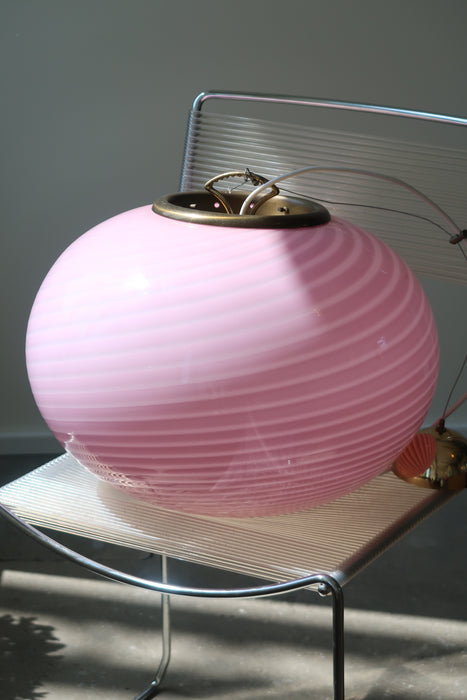 Stor vintage Murano Vetri loftlampe i bubble gum lyserødt glas. Glasset er mundblæst i oval form med et smukt swirl mønster. Håndlavet i Italien, 1970erne, og har original Murano Vetri mærkat samt messing ophæng. D:45 cm H:32 cm (glas)