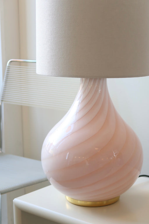 Vintage stor Murano lampefod i lyserød glas med swirl. Mundblæst i organisk form og har dobbelt fatning - dvs. den lyser både i glasbunden og i toppen. Lampen afgiver et meget hyggeligt lys og har fine messing detaljer. Håndlavet i Italien, 1970erne. H:44 cm D:26 cm vintage murano lamp base pink rose
