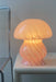 Smuk vintage Murano baby mushroom bordlampe. Mundblæst i rosa / lyserød glas med swirl. Den perfekte størrelse til et sengebord. Håndlavet i Italien og kommer med ny hvid stofledning. H:22 cm D:18 cm 
