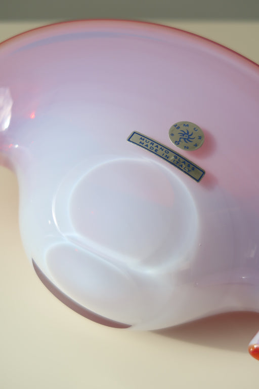 Vintage Murano muslingeskål i pink og orange nuancer. Mundblæst i opal glas i form af en musling. Skålen har to baser og kan derfor både stå ret op eller hvile på siden. Håndlavet i Italien, 1960/70erne, og har original Murano mærkat. L:19,5 cm H:10,5 cm D:10 cm shell clam conch murano seguso opaline glass bowl
