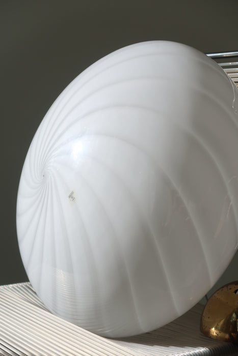 Vintage Murano Vetri pendel loftlampe i hvid glas med en fantastisk smuk swirl. Mundblæst i oval form og har messing ophæng. Håndlavet i Italien, 1970erne, og har original Murano Vetri mærkat. D:40 cm H:22 cm murano glass ceiling lamp pendant 
