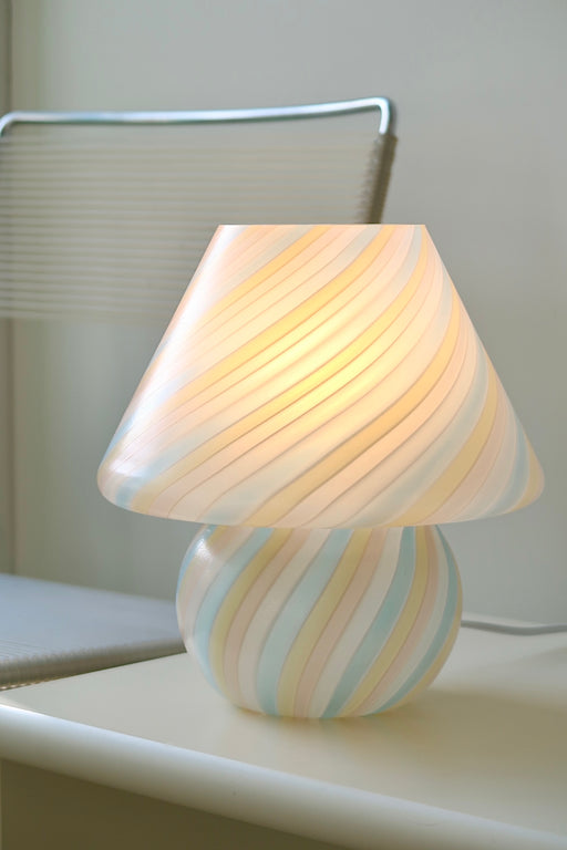 Vintage Murano mushroom bordlampe med pastel swirl i de fineste nuancer. Lampen er mundblæst i et stykke glas med blå, lyserød og gul striber. Håndlavet i Italien, 1970erne, og kommer med ny hvid ledning. H:25 cm D:22 cm⁠⁠