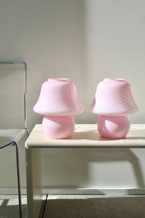 Vintage Murano Vetri mushroom lampe i mellem størrelse i en blød lyserød nuance. Lampen er mundblæst i ét stykke glas med swirl og giver et virkelig hyggeligt lys. Håndlavet i Italien, 1970erne, og kommer med ny stofledning. ⁠⁠H:27 cm D:23 cm murano bubble gum pink mushroom swirl table lamp glass 