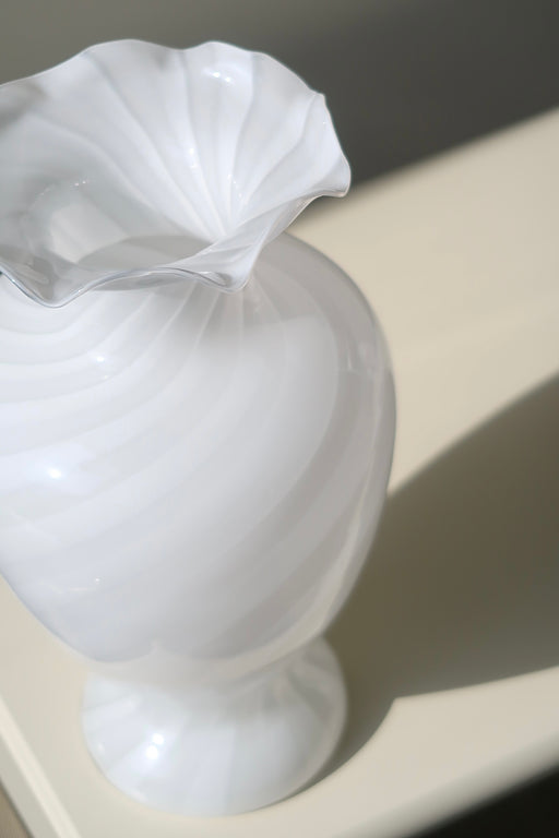 Smuk vintage Murano vase med swirl. Mundblæst vase i hvid glas i en afbalanceret korpus form. Håndlavet i Italien, 1970erne. H:32 cm D:18 cm