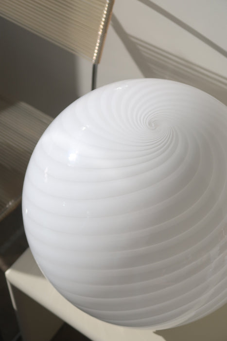 Vintage enormt stor Murano bordlampe / gulvlampe. Lampen har den mest fantastiske swirl og messing bund. Mundblæst i hvid glas. Håndlavet i Italien, 1970erne, og kommer med ny hvid ledning. 