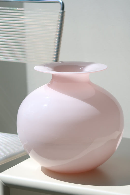 Smuk stor vintage Murano glasvase i en fin rosa nuance. Glas uden afslag, fremstår med en del brugsspor inden. Håndlavet i Italien, 1970erne. H:22 cm D:23 cm.